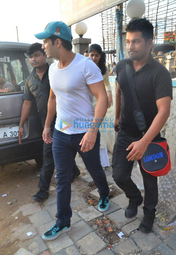 photos varun dhawan paresh rawal and anjini dhawan snapped at the versova jetty 2