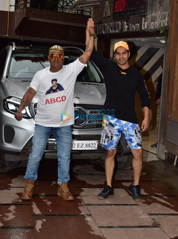 Photos: Varun Dhawan snapped at gym in Juhu Photos: Varun Dhawan snapped at gym in Juhu