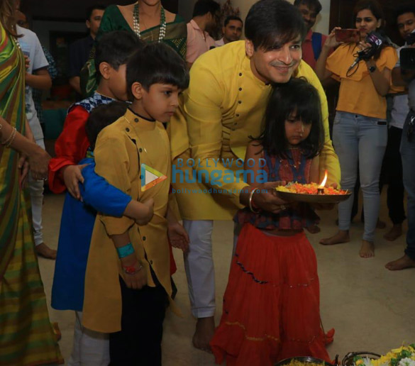 photos vivek oberoi and others snapped during ganpati visarjan 2019 5