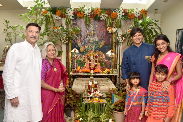 photos vivek oberoi snapped with his family during ganpati puja at his residence 3