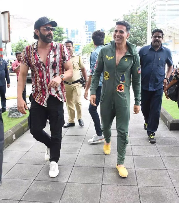 Akshay Kumar steps out for lunch with Housefull 4 cast while hiding his face from paparazzi Akshay Kumar steps out for lunch with Housefull 4 cast while hiding his face from paparazzi