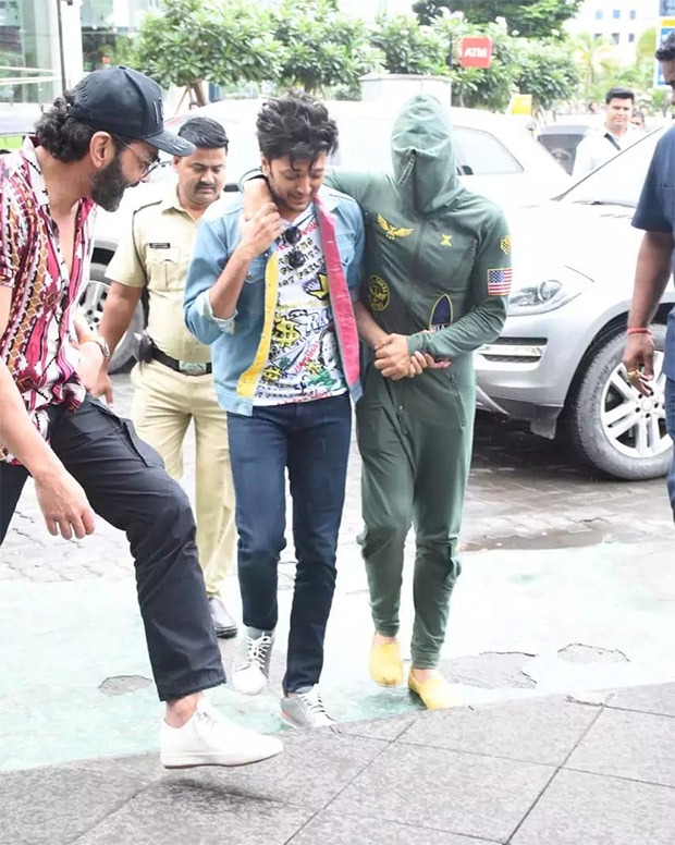 Akshay Kumar steps out for lunch with Housefull 4 cast while hiding his face from paparazzi Akshay Kumar steps out for lunch with Housefull 4 cast while hiding his face from paparazzi