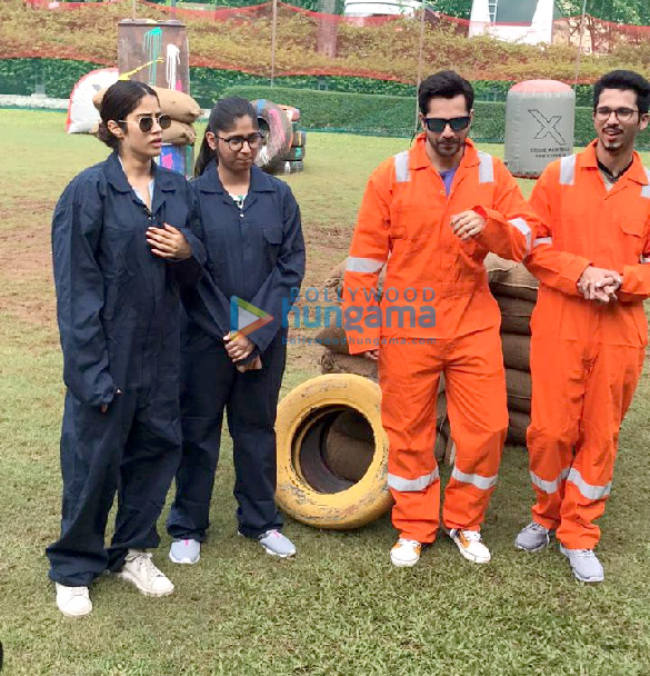 photo varun dhawan and janhvi kapoor are all set to play paintball with their fans from hyderabad 4