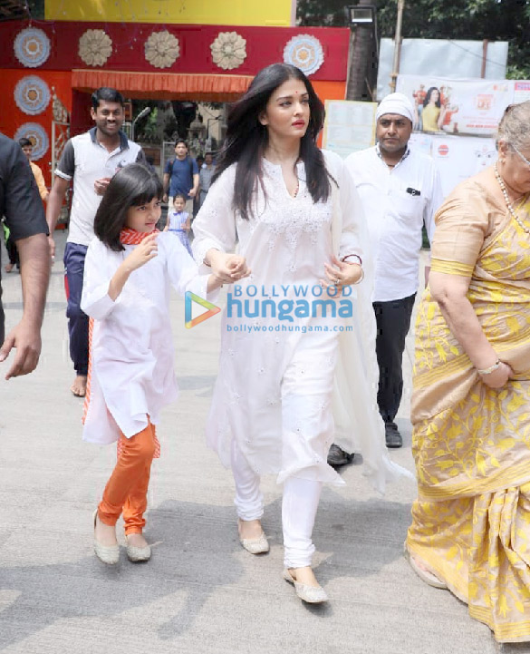 photos aishwarya rai bachchan and aaradhya bachchan snapped at ramakrishna mission for dussehra puja 4
