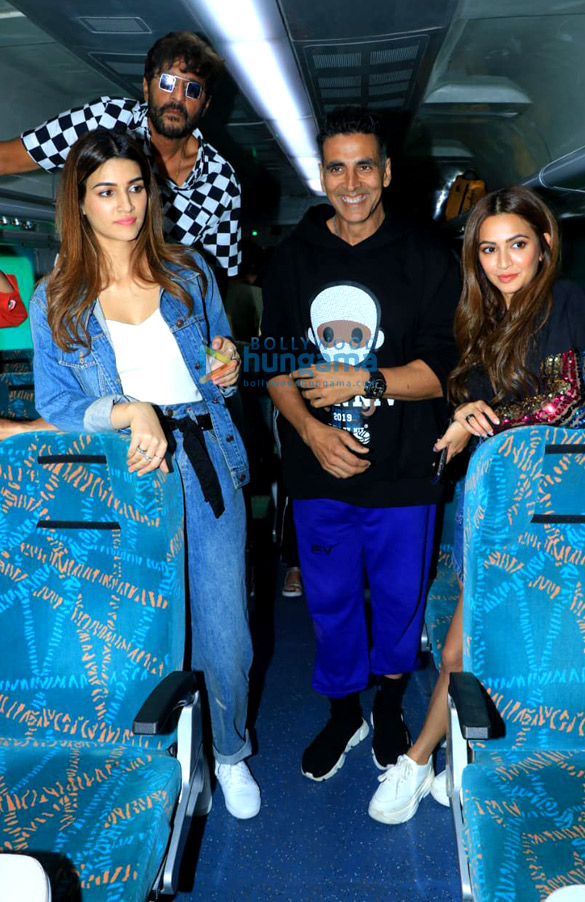 Photos Akshay Kumar Bobby Deol Kriti Sanon And Others Snapped Promoting Their Film Housefull 4