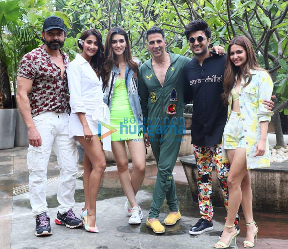 photos akshay kumar kriti sanon and others snapped promoting their film housefull 4 003
