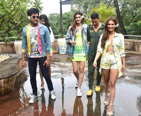 photos akshay kumar kriti sanon and others snapped promoting their film housefull 4 2