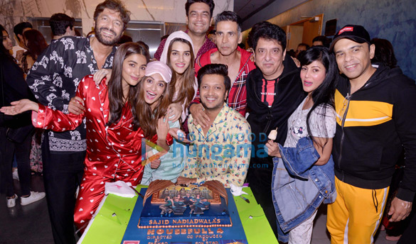 photos cast of housefull 4 promote the film with a pyjama party 8