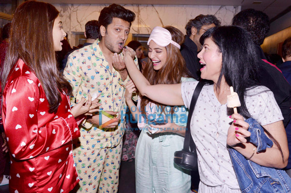 photos cast of housefull 4 promote the film with a pyjama party 9