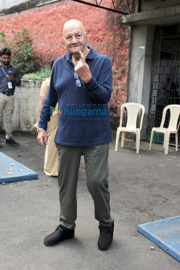photos celebs snapped exercising their right to vote at the maharastra state elections2 1