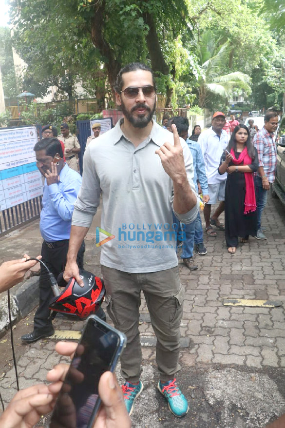photos celebs snapped exercising their right to vote at the maharastra state elections4 3