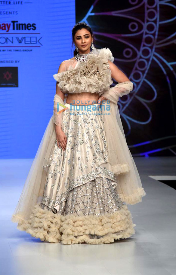 photos daisy shah walks the ramp as the show stopper for pallavi goyal at the bombay times fashion week 2
