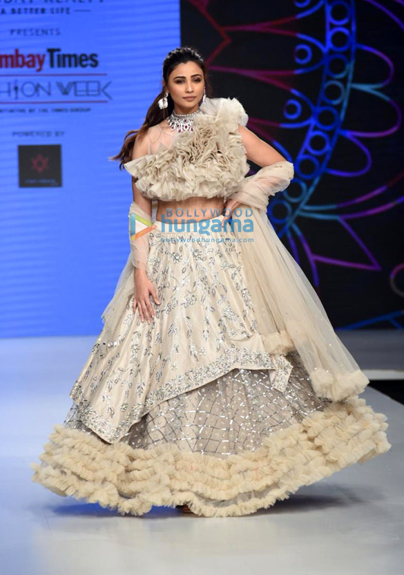 photos daisy shah walks the ramp as the show stopper for pallavi goyal at the bombay times fashion week 3