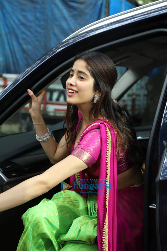 photos janhvi kapoor snapped in juhu 3 2