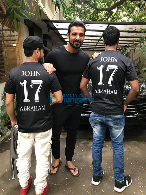 photos john abraham snapped posing with fans at his office 4