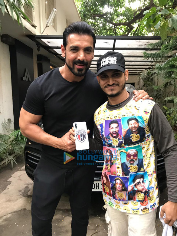 photos john abraham snapped posing with fans at his office 5