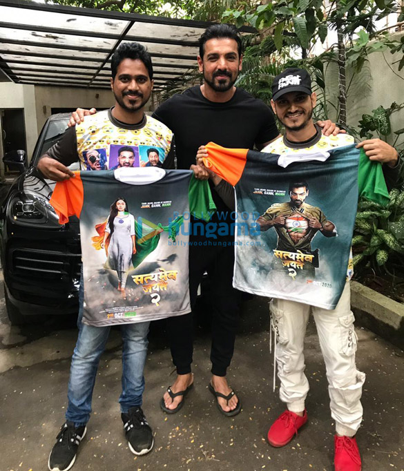 Photos: John Abraham snapped posing with fans at his office Photos: John Abraham snapped posing with fans at his office