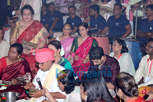 photos kajol snapped with mom tanuja celebrating durja puja 1