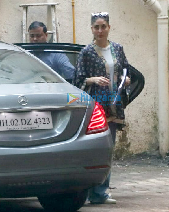 photos kareena kapoor khan spotted at aamir khans house 1