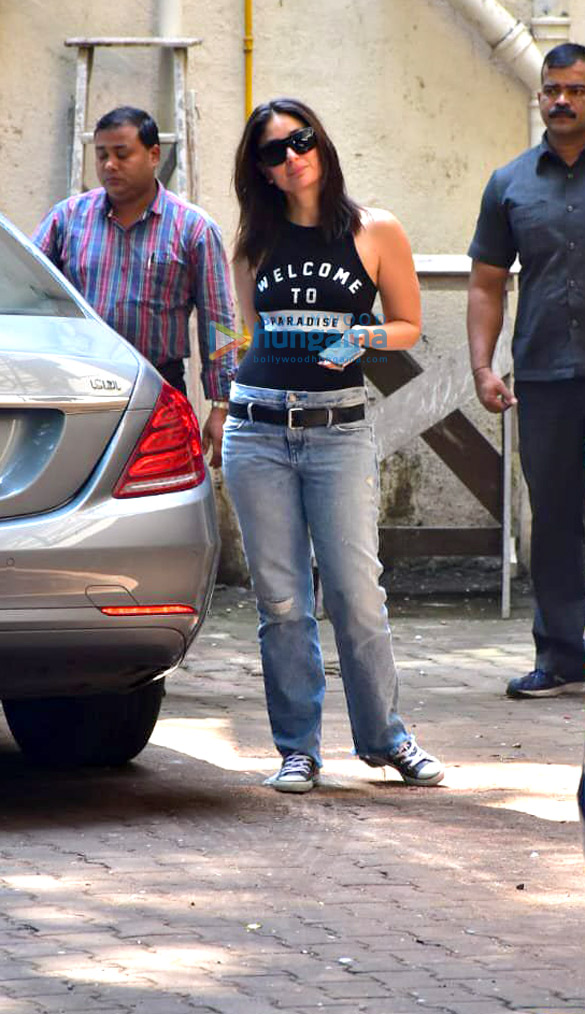photos kareena kapoor khan spotted at aamir khans house 6