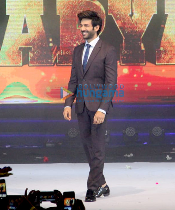photos kartik aaryan snapped shaking a leg at an event in grand hyatt 9