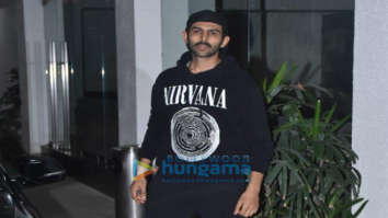 Photos: Kartik Aaryan spotted at a dubbing studio in Juhu