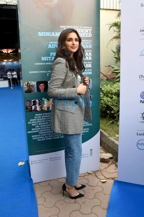 photos parineeti chopra snapped at an exhibition 3