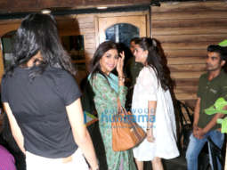 Photos: Shilpa Shetty snapped with friends at Farmers’ Cafe in Bandra