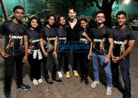 photos tiger shroff snapped with team tiger post war release 3