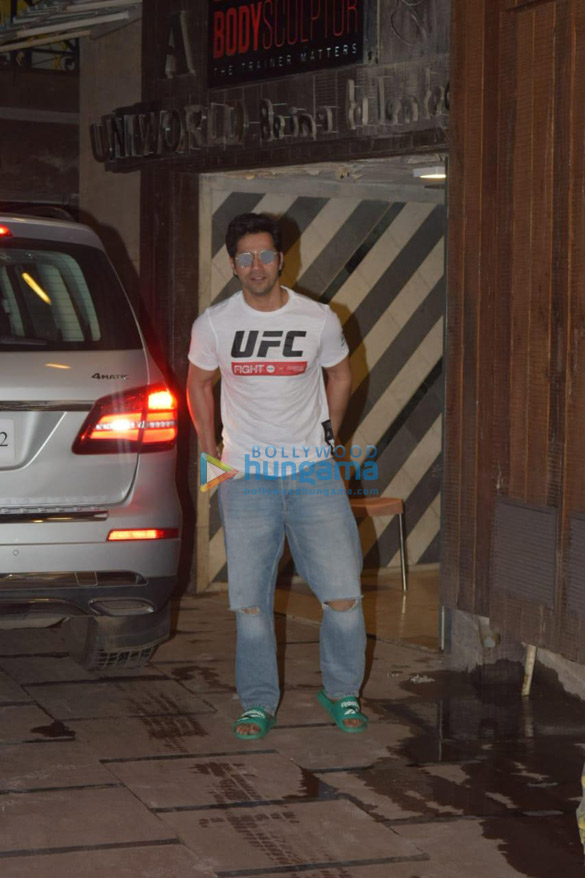 photos varun dhawan snapped at gym in juhu 2 3