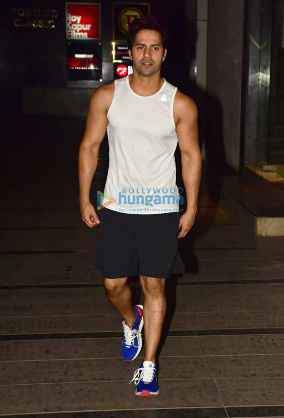 photos varun dhawan snapped at gym in khar 3 2