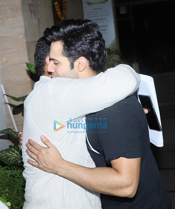 photos varun dhawan snapped meeting his fans outside gym 4