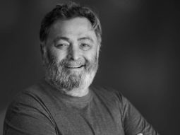 Rishi Kapoor flashes his heart-warming smile in this latest picture!