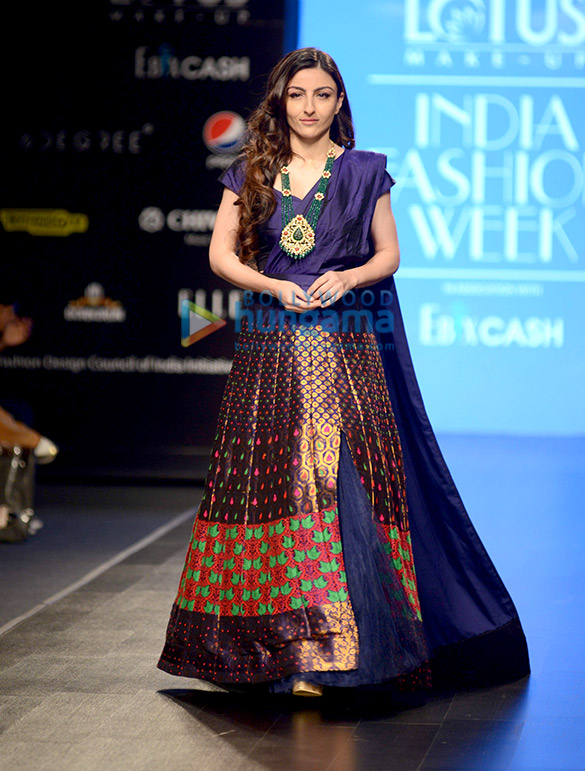 soha ali khan sharmila tagore and others walks the ramp at the lotus make up india fashion week 2019 4