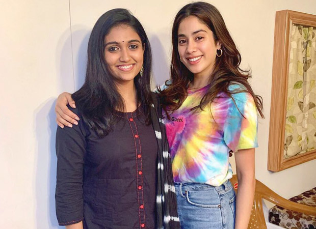 ‘Zingaat’ Girls in a frame! Janhvi Kapoor enjoys her fan moment as she poses with Rinku Rajguru