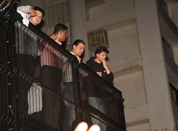 Shah Rukh Khan greets his fans on his 54th birthday at Mannat (watch videos)