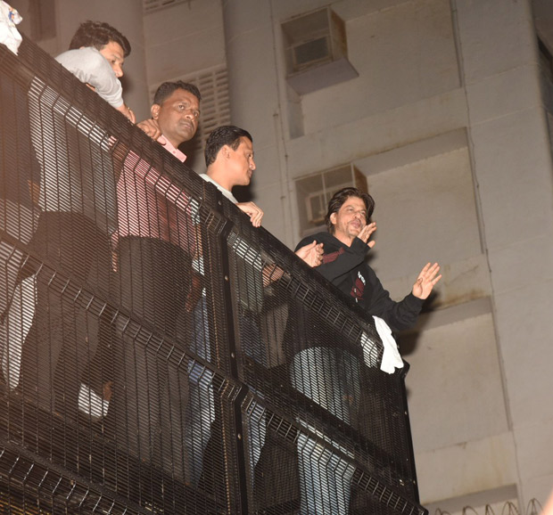 Shah Rukh Khan greets his fans on his 54th birthday at Mannat (watch videos)