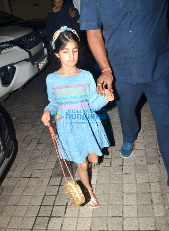 photos akshay kumar snapped with family in pvr juhu 4