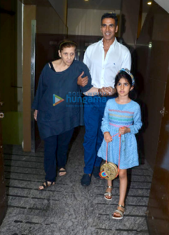 photos akshay kumar snapped with family in pvr juhu 6