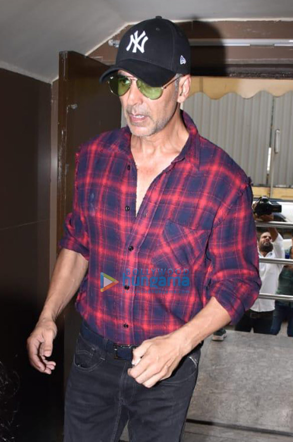 photos akshay kumar snapped with his daughter nitara kumar at pvr juhu 3