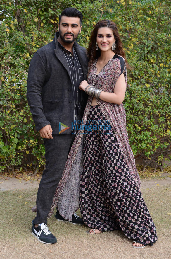 photos arjun kapoor and kriti sanon snapped promoting their film panipat in delhi 3