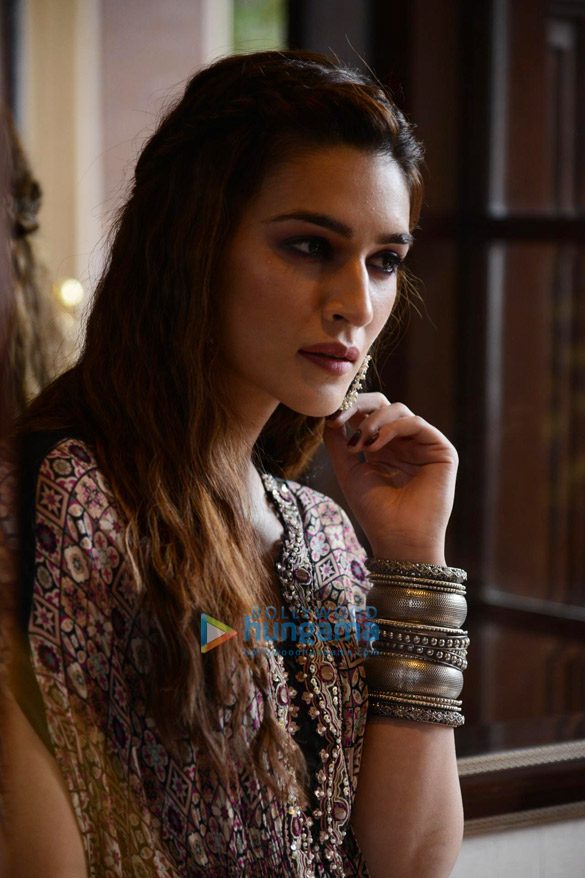 photos arjun kapoor and kriti sanon snapped promoting their film panipat in delhi 6