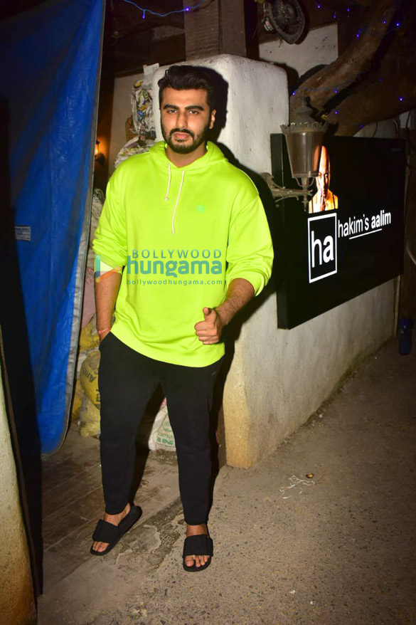 Photos: Arjun Kapoor snapped at Hakim’s Aalim salon in Khar Photos: Arjun Kapoor snapped at Hakim’s Aalim salon in Khar