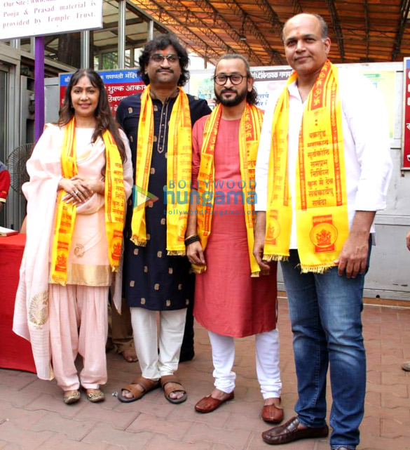 Photos: Ashutosh Gowariker, Sunita Gowariker and Ajay – Atul visit Siddivinayak temple Photos: Ashutosh Gowariker, Sunita Gowariker and Ajay – Atul visit Siddivinayak temple