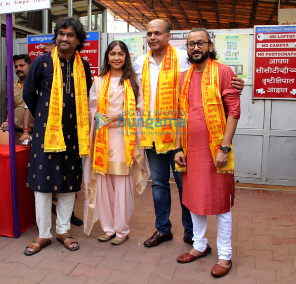 photos ashutosh gowariker sunita gowariker and ajay atul visit siddivinayak temple 2