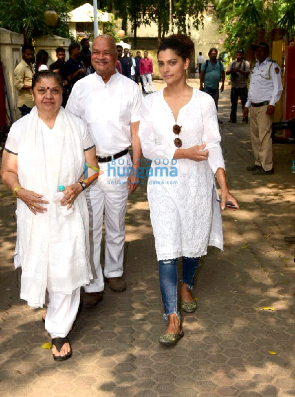 photos celebs attend shabana azmis mother shaukat azmis last rites 10
