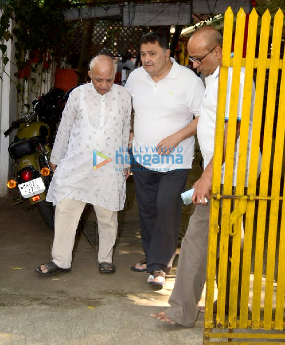 photos celebs attend shabana azmis mother shaukat azmis last rites 16