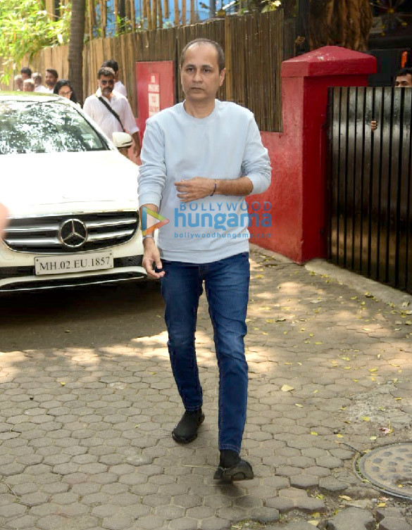 photos celebs attend shabana azmis mother shaukat azmis last rites 24