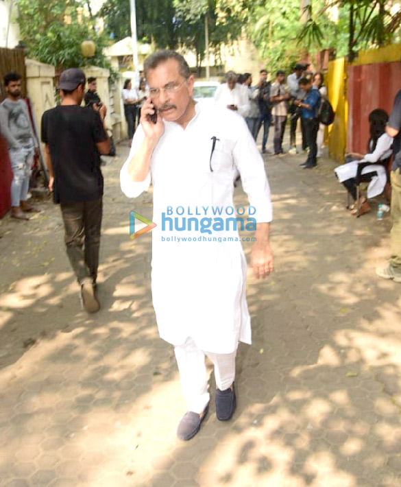 photos celebs attend shabana azmis mother shaukat azmis last rites 28
