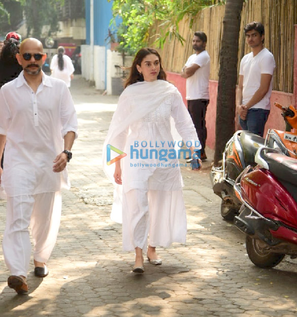 photos celebs attend shabana azmis mother shaukat azmis last rites 3